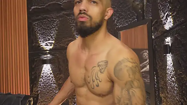 Snapshot of DannSaenz chatting on 10.11.25 DannSaenz online show from 10.11.25