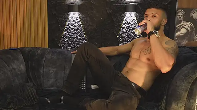 Snapshot of DannSaenz chatting on 10.26.25 DannSaenz online show from 10.26.25