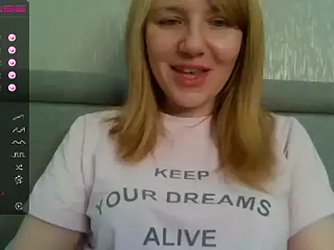 Snapshot of urbadkitty chatting on 01.22.25 urbadkitty online show from 01.22.25