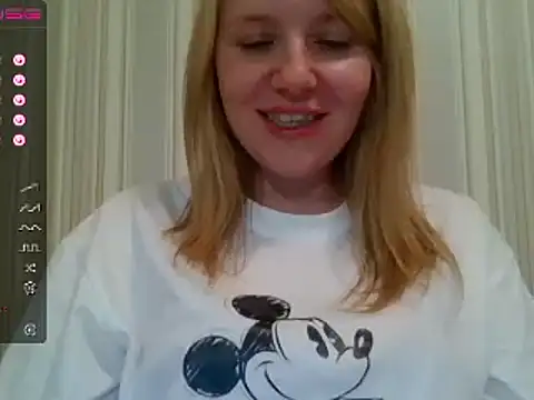 Snapshot of urbadkitty chatting on 01.24.25 urbadkitty online show from 01.24.25