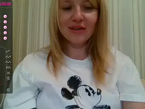 Snapshot of urbadkitty chatting on 02.21.25 urbadkitty online show from 02.21.25