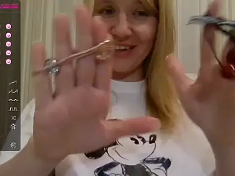 Snapshot of urbadkitty chatting on 02.21.25 urbadkitty online show from 02.21.25