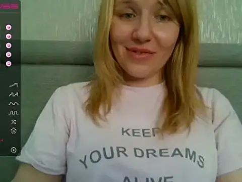 Snapshot of urbadkitty chatting on 02.25.25 urbadkitty online show from 02.25.25