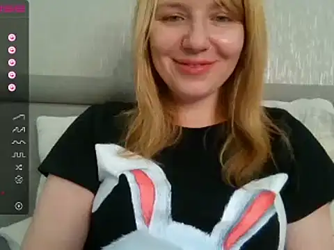 Snapshot of urbadkitty chatting on 03.04.25 urbadkitty online show from 03.04.25