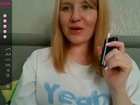 Snapshot of urbadkitty chatting on 03.18.25 urbadkitty online show from 03.18.25