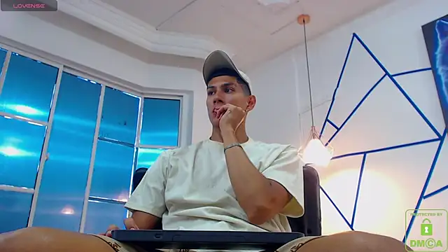 Snapshot of Valerio_20 chatting on 12.11.24 Valerio 20 online show from 12.11.24