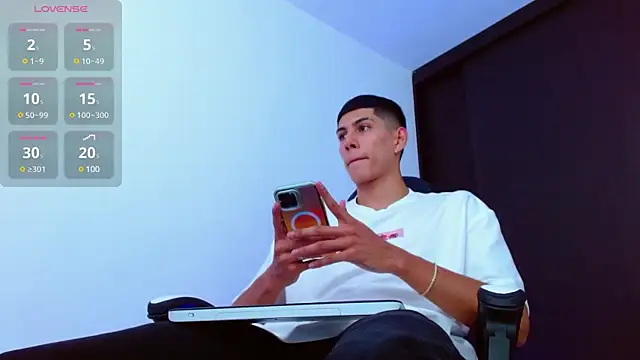 Snapshot of Valerio_20 chatting on 02.21.25 Valerio 20 online show from 02.21.25