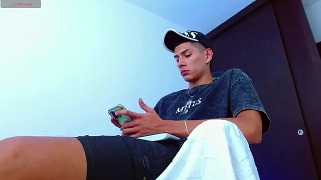 Snapshot of Valerio_20 chatting on 03.19.25 Valerio 20 online show from 03.19.25