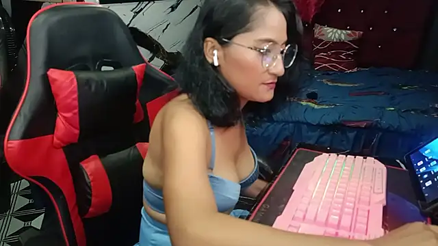 Snapshot of AdelinaMiran90 chatting on 11.02.25 AdelinaMiran90 online show from 11.02.25