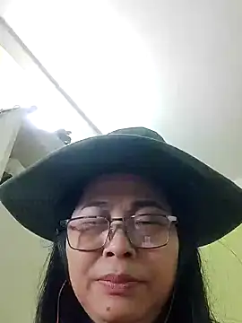 Snapshot of Hangem111 chatting on 04.27.26 Hangem111 online show from 04.27.26