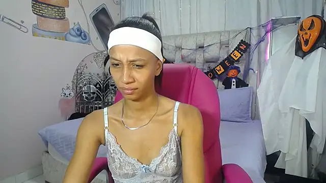 Snapshot of EMMA_SWEETT1 chatting on 10.10.25 EMMA SWEETT1 online show from 10.10.25