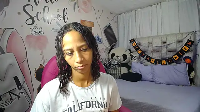 Snapshot of EMMA_SWEETT1 chatting on 10.14.25 EMMA SWEETT1 online show from 10.14.25