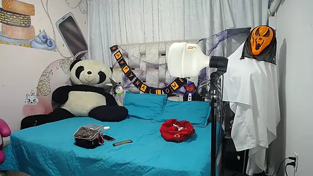 Snapshot of EMMA_SWEETT1 chatting on 10.30.25 EMMA SWEETT1 online show from 10.30.25