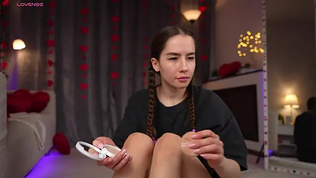 Amely Young online show from 02.14.26