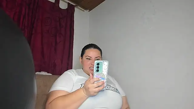 Snapshot of tetasgrandes_karol chatting on 09.16.25 tetasgrandes karol online show from 09.16.25