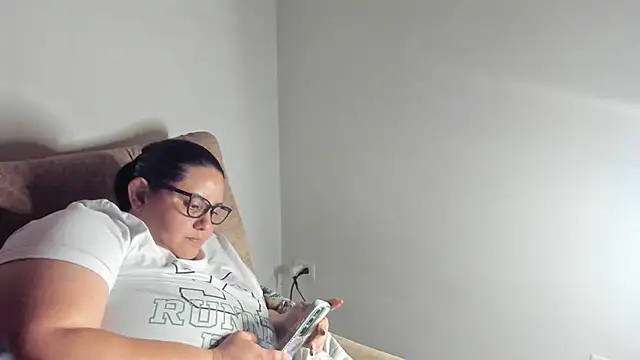 Snapshot of tetasgrandes_karol chatting on 11.04.25 tetasgrandes karol online show from 11.04.25