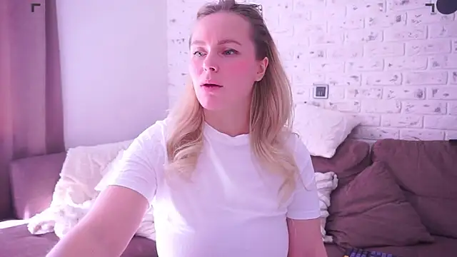 Charming Daphny online show from 03.20.25