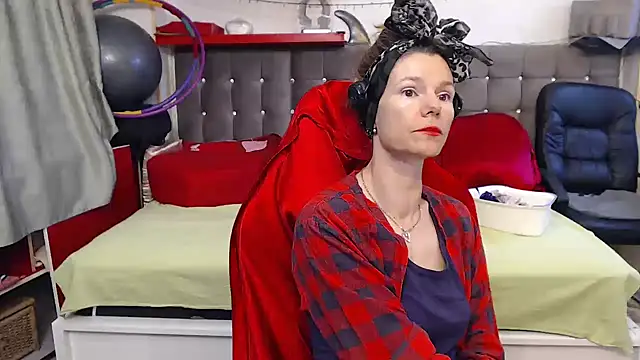 Snapshot of kellyterapy chatting on 10.27.25 kellyterapy online show from 10.27.25