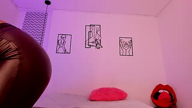 Snapshot of ari_amisi chatting on 10.16.25 ari amisi online show from 10.16.25