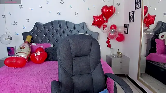 Snapshot of _Antonnela_ chatting on 02.18.25 Antonnela online show from 02.18.25