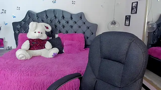 Snapshot of _Antonnela_ chatting on 02.27.25 Antonnela online show from 02.27.25