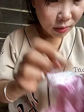 Snapshot of Laura8910 chatting on 03.04.25 Laura8910 online show from 03.04.25