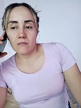 Snapshot of Isabel23zr chatting on 11.04.25 Isabel23zr online show from 11.04.25