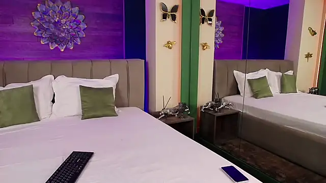 LoraDevine online show from 10.25.25