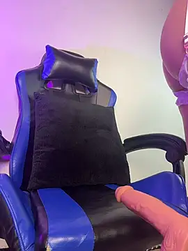 Snapshot of MarielQueenx chatting on 12.23.25 MarielQueenx online show from 12.23.25