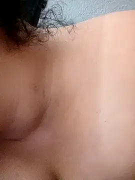 Snapshot of isaReyes chatting on 10.25.25 isaReyes online show from 10.25.25