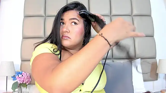 Snapshot of DojaAissha chatting on 12.05.25 DojaAissha online show from 12.05.25