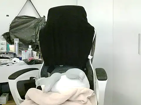 Yin-girl online show from 10.16.25