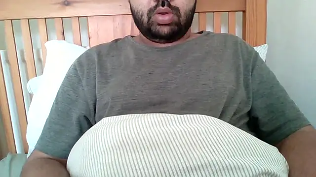 Snapshot of whoreboi98 chatting on 04.19.26 whoreboi98 online show from 04.19.26