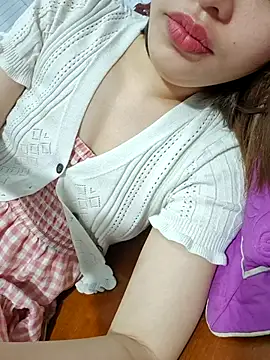 Snapshot of Wettpussyxx chatting on 10.31.25 Wettpussyxx online show from 10.31.25