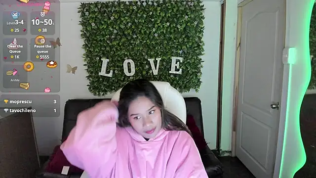 Snapshot of Enma__clark chatting on 12.23.24 Enma clark online show from 12.23.24