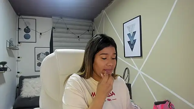 Snapshot of Enma__clark chatting on 09.21.25 Enma clark online show from 09.21.25