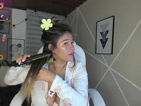 Snapshot of Enma__clark chatting on 11.04.25 Enma clark online show from 11.04.25