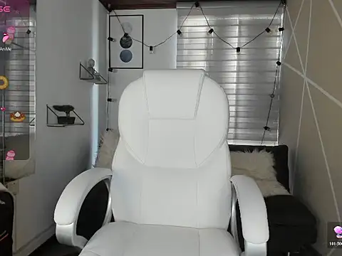 Snapshot of Enma__clark chatting on 11.04.25 Enma clark online show from 11.04.25