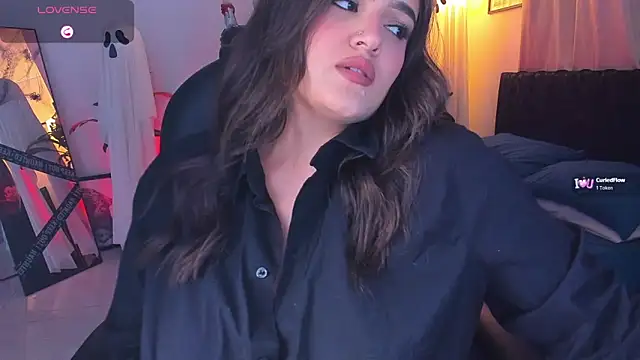 Snapshot of ellarosee_ chatting on 10.21.25 ellarosee online show from 10.21.25