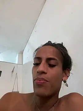 Snapshot of AlexaWarner chatting on 05.24.26 AlexaWarner online show from 05.24.26