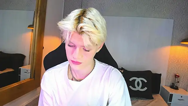 VladHellsing4 online show from 02.25.26