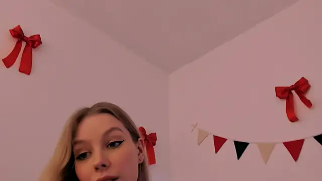 MiaDavis21 online show from 12.22.24