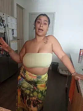 Snapshot of cinnaminnie chatting on 11.05.25 cinnaminnie online show from 11.05.25