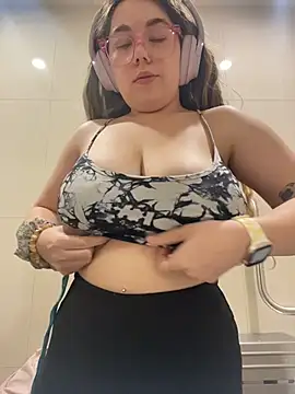 Snapshot of brooklynivy chatting on 11.18.25 brooklynivy online show from 11.18.25