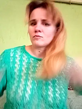 Snapshot of SannyMILF chatting on 12.13.24 SannyMILF online show from 12.13.24