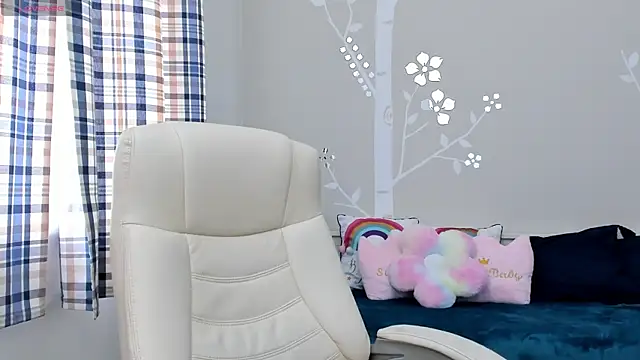 Snapshot of AniaGray chatting on 12.20.24 AniaGray online show from 12.20.24