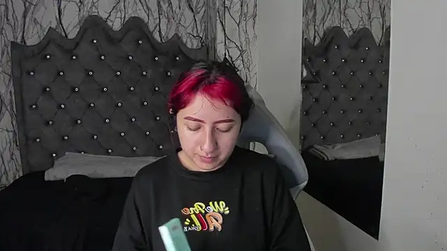 larissa01  online show from 01.04.25
