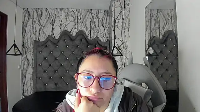 larissa01  online show from 01.11.25