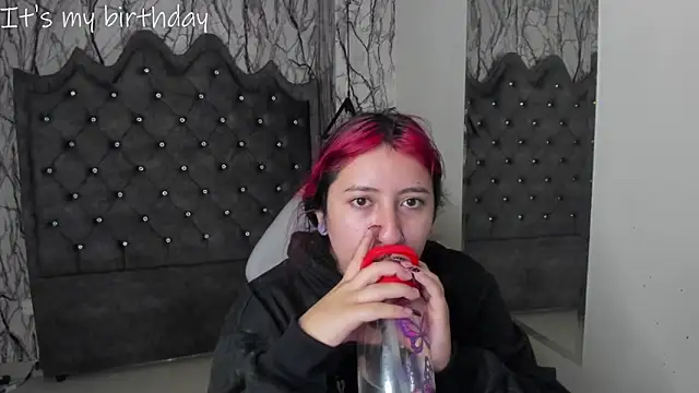 larissa01  online show from 01.22.25