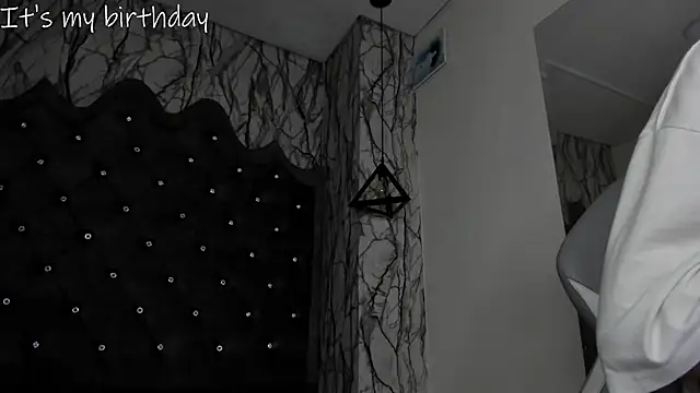 larissa01  online show from 01.22.25